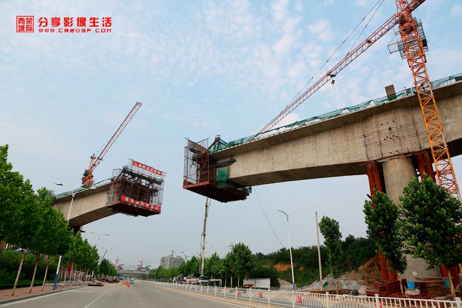 从蓝烟铁路到青烟威荣城际铁路,从绿皮火车到秒速动车组,横卧半壁的铁路,见证着烟台速度。青烟威荣城际铁路建成投运后,将促进我市六区融合,带动沿线第三产业发展,烟台将通过城铁融入全国高铁网。 青烟直通线跨外夹河特大桥道岔梁施工中 钻山越岭,铺河架桥。299公里,15处站点,设计时速250公里。未来,青烟威一小时通勤,同城效应显现,融入全国高速铁路运输路网指日可待。 从蓝烟铁路,到青烟威荣城际铁路;从绿皮火车,到秒速动车组,横卧半壁的铁路,见证着烟台速度。 秒速城铁一路向北