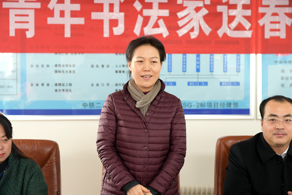 1月20日上午,时值腊月二十三小年,由陕西省青年联合会、陕西省青年书法家协会组织的情暖冬日送万福进万家活动,走进集团公司西安地铁五号线项目。十多位书法家,冒着零下七度的严寒,饱蘸浓墨、笔走龙蛇,为西安地铁五号线的建设者们,送福上门、书写春联。 西安地铁五号线一期工程西起和平村,终点至纺织城火车站,计划于2018年6月30日完工。集团公司担负施工的和平村地铁站是五号线、十一号线换乘站,为地下二层14m岛式站台车站,长度为546.