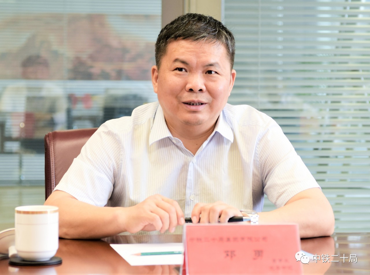 保华防务科技集团副总经理张玉新主持签约仪式.