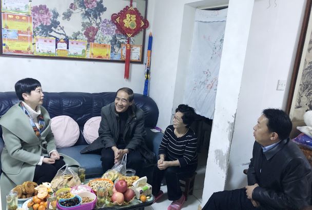 "万雪琳一行先后来到老党员,退休职工杨作奇,卢振峰家中,与他们