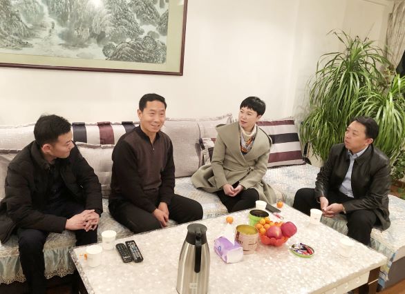 "万雪琳一行先后来到老党员,退休职工杨作奇,卢振峰家中,与他们