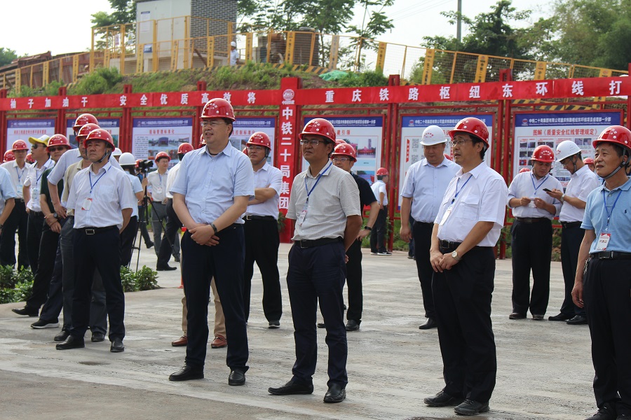 中国铁路成都局组织150余人观摩团到重庆铁路枢纽东环线项目参观交流
