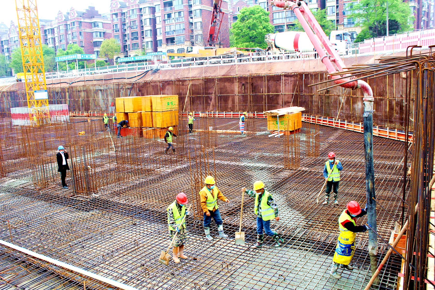 14000多平方的基坑里,身着统一安全背心的施工人员分散在各个作业面