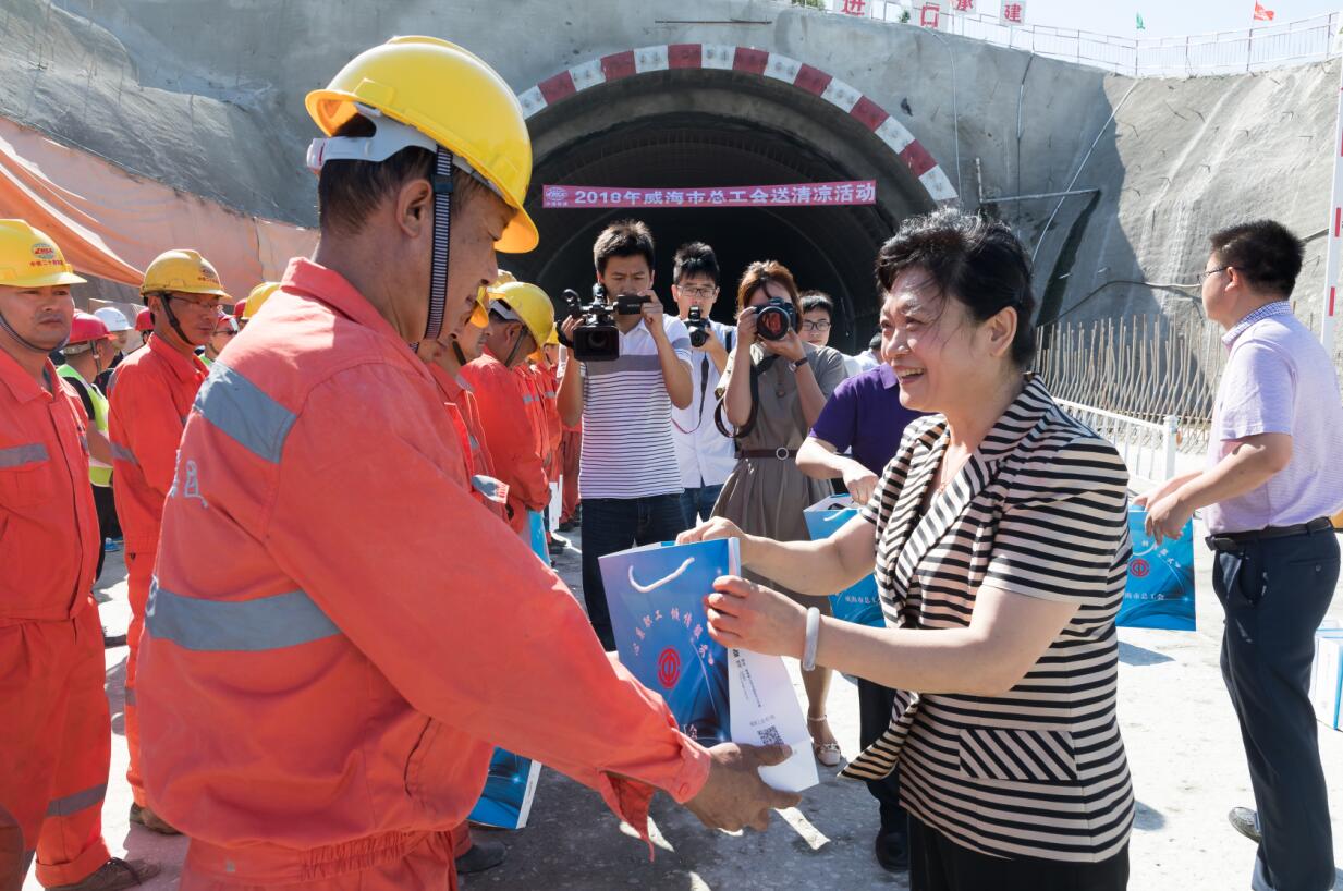 威海市人大副主任,市总工会主席张竞一行到四公司威东项目"送清凉"