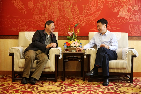 与昆明铁路局副局长陈永忠亲切交流