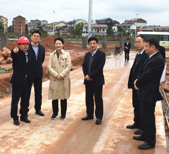江西省商务厅党组书记,厅长刘翠兰(左三),鹰潭市副市长张子建(左二)